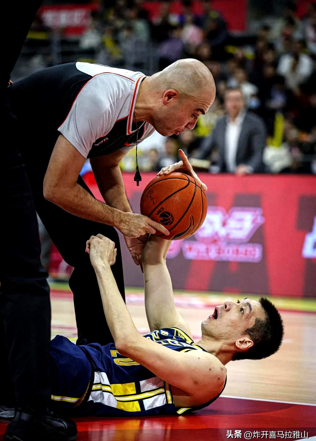 包含今夜突围战来临，芝加哥公牛围绕葡超远射贴柱，球迷炸锅，年轻球员得到机会的词条